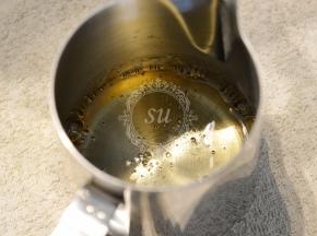 水和糖混合后，加热至118℃离火