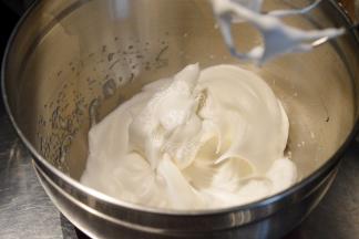 蛋白打发至干性后加入熬煮好的糖水，高速打发