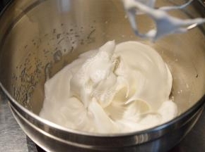 蛋白打发至干性后加入熬煮好的糖水，高速打发
