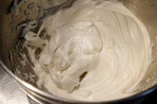 当打蛋盆盆壁降至手温，蛋白霜呈油漆光泽时即可