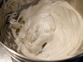 当打蛋盆盆壁降至手温，蛋白霜呈油漆光泽时即可