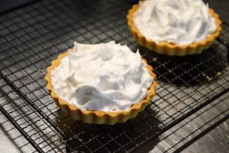 用勺子或者小号刮刀，堆砌在冷藏好的柠檬挞上，可以随意按照你喜欢的造型来塑造