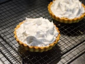 用勺子或者小号刮刀，堆砌在冷藏好的柠檬挞上，可以随意按照你喜欢的造型来塑造