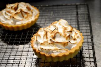 喷枪处理后，蛋白霜就可以出现这样的灼烧后的颜色了~