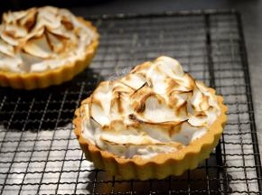 喷枪处理后，蛋白霜就可以出现这样的灼烧后的颜色了~