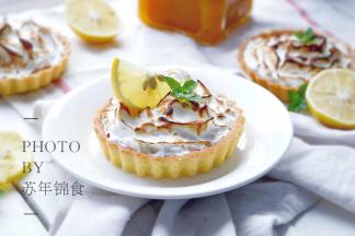 点缀薄荷和柠檬切片，一个法式柠檬蛋白挞就这样诞生啦