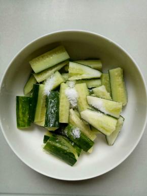 切成寸段，用2-3小勺的盐抓匀，腌制几分钟，然后沥干水份备用