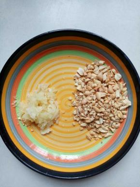 蒜压成泥，花生炒熟去皮，放入保鲜袋中，用擀面杖压碎备用