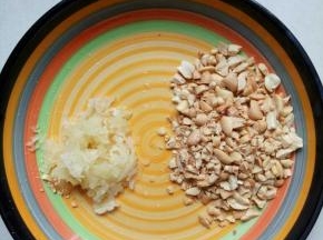蒜压成泥，花生炒熟去皮，放入保鲜袋中，用擀面杖压碎备用