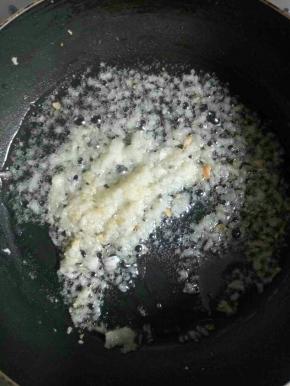 锅里倒入适量的食用油，爆香蒜泥