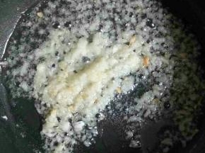 锅里倒入适量的食用油，爆香蒜泥