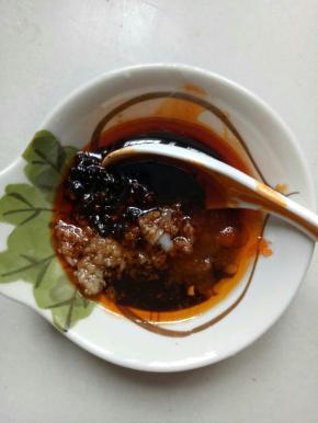 炒香后，把蒜和油一起倒入碗里，加入生抽1茶匙，糖1茶匙，醋3茶匙，老干妈豆豉辣油1大茶匙，鸡精1小勺调匀