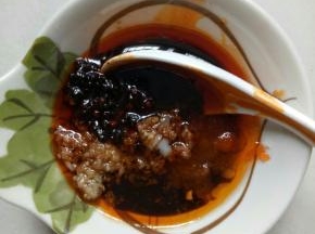 炒香后，把蒜和油一起倒入碗里，加入生抽1茶匙，糖1茶匙，醋3茶匙，老干妈豆豉辣油1大茶匙，鸡精1小勺调匀