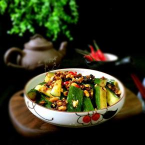 浇在黄瓜上，再浇上芝麻香油拌匀用红辣椒装饰一下即可，放入冰箱冷藏一下更好吃...