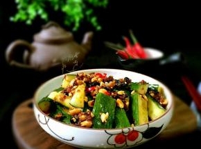 浇在黄瓜上，再浇上芝麻香油拌匀用红辣椒装饰一下即可，放入冰箱冷藏一下更好吃...