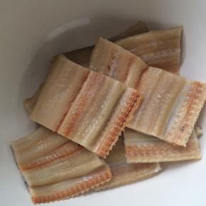将鳗鱼切成小段。