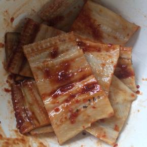 用料酒、糖、盐、辣椒酱腌制30分钟。