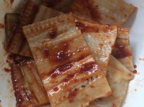用料酒、糖、盐、辣椒酱腌制30分钟。