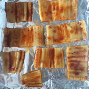 烤盘铺锡纸，抹食用油，将鳗鱼段放在锡纸上，刷一层薄油、辣椒酱。