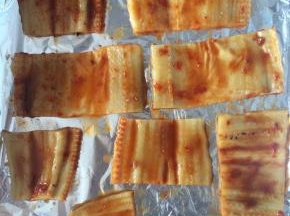 烤盘铺锡纸，抹食用油，将鳗鱼段放在锡纸上，刷一层薄油、辣椒酱。