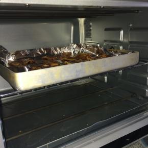 烤箱预热，上下火200度烤15-20分钟左右。期间取出来翻面在刷一层辣酱。