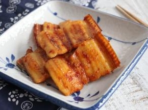 烤好的鳗鱼，香辣美味，鳗鱼肉质饱满，鲜香细腻。而且骨刺少，吃起来非常爽。