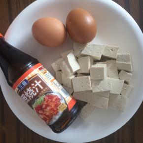 准备食材，豆腐切小块。