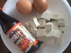 准备食材，豆腐切小块。