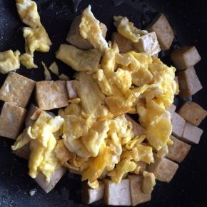 放入鸡蛋翻炒。