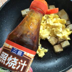 加入适量照烧汁，少许水，翻炒均匀，使其充分入味。