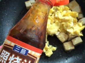 加入适量照烧汁，少许水，翻炒均匀，使其充分入味。