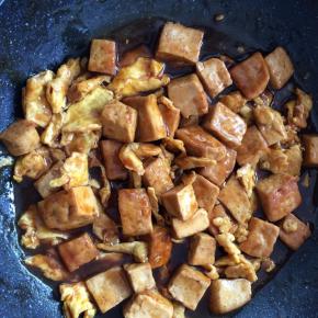 出锅前撒少许盐调味。