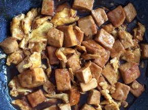 出锅前撒少许盐调味。