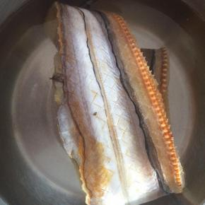 鳗鱼干用水浸泡3小时至浸泡变软。