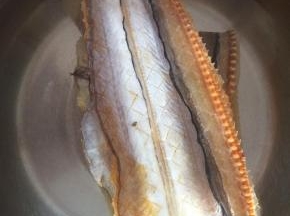 鳗鱼干用水浸泡3小时至浸泡变软。