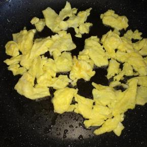 鸡蛋提前打散，锅内倒入适量食用油，边炒鸡蛋，边用铲子划散成小块，盛出备用。