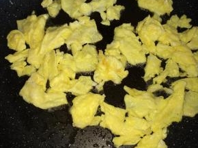 鸡蛋提前打散，锅内倒入适量食用油，边炒鸡蛋，边用铲子划散成小块，盛出备用。