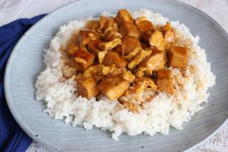 盘子底部铺上米饭。
米饭上铺上菜，再浇上汤汁即可。