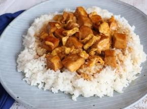 盘子底部铺上米饭。
米饭上铺上菜，再浇上汤汁即可。