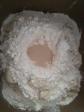 1所有原料除黄油外，都放入面包机桶，先对角放糖，盐，然后放入奶粉，牛奶，面粉，老面，酵母。