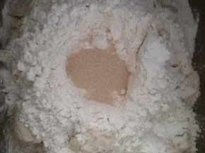 1所有原料除黄油外，都放入面包机桶，先对角放糖，盐，然后放入奶粉，牛奶，面粉，老面，酵母。