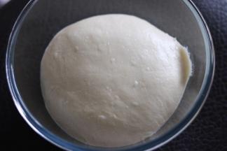 4把面团放入玻璃盆，保鲜膜覆盖，基础发酵。我家室温29度，发酵大约55分钟。