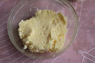 面团发酵时，来制作椰蓉馅。黄油软化用手抽搅打顺滑，加入细砂糖搅匀，再分次加入蛋液搅匀，每次完全融入再加下一次，最后加入椰蓉拌匀即可。