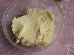 面团发酵时，来制作椰蓉馅。黄油软化用手抽搅打顺滑，加入细砂糖搅匀，再分次加入蛋液搅匀，每次完全融入再加下一次，最后加入椰蓉拌匀即可。
