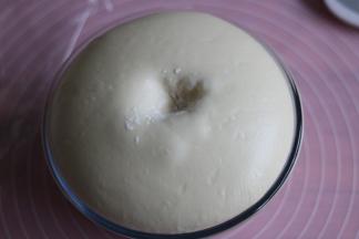 6面团发酵两倍半大，用手指沾面粉戳孔不回缩不反弹即可，一般来说基础发酵两倍或者两倍半都可以，沾面粉戳孔稍微回弹也可以，但是要是戳孔回缩那就是发酵过度了，发过以后做出来的面包就不好吃了，而且有的会有少许酸味，组织比较粗糙。