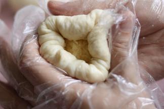 像包包子样，如图收口。底部收口朝下。