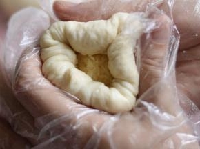 像包包子样，如图收口。底部收口朝下。