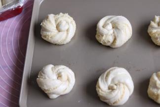 放入烤盘，保鲜膜覆盖二次发酵（室温29度40分钟）。