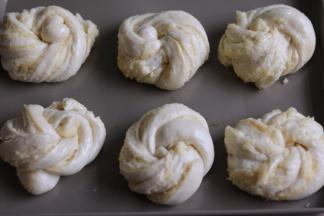 二次发酵两倍大，表面刷蛋液。