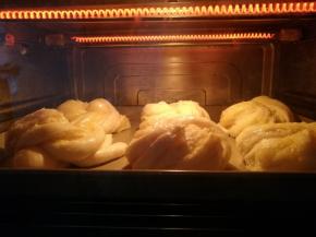 放入烤箱中下层上下管180度烘烤20分钟普通烤箱请提前预热180度，中层或者中下层烘烤25分钟左右。